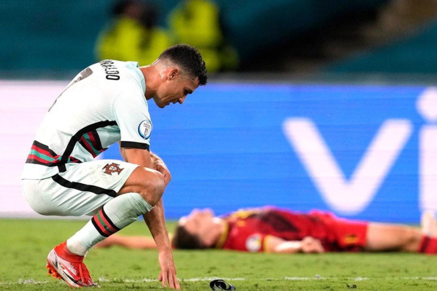 Cristiano Ronaldo recibe lluvia de críticas por polémico gesto tras la eliminación de Portugal en la Eurocopa