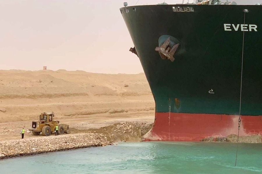 Falla el primer intento: Aún no consiguen desencallar el colosal buque del Canal de Suez