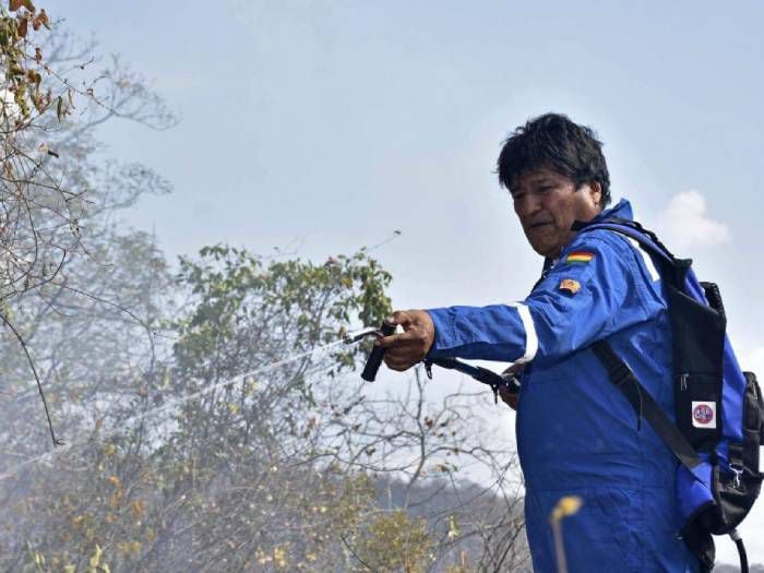 Polémica por imágenes de Evo Morales apagando incendios vestido de bombero