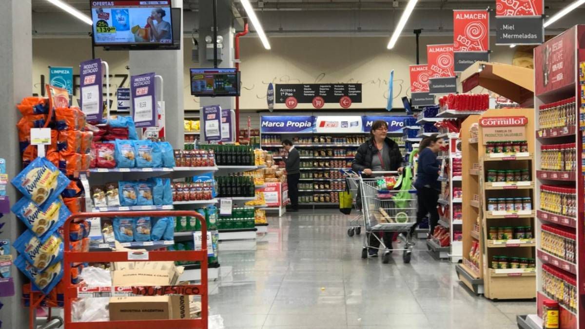 Gobierno argentino congela precios de 1.500 productos básicos para combatir la inflación