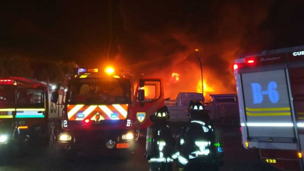 Grave incendio consume empresa Quillayes en Calera de Tango: evacúan a vecinos