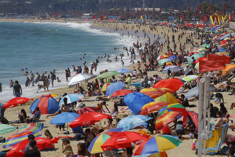 Recambio de veraneantes en la playa de Viña del Mar. 01/02/2020