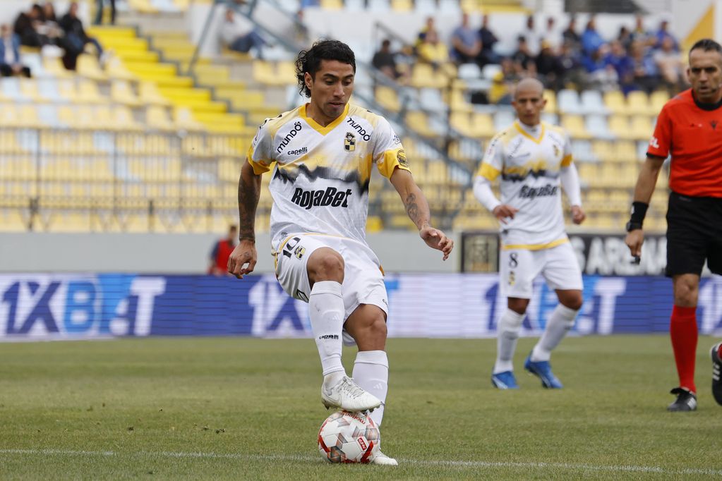 Luciano Cabral controla el balón en el duelo entre Coquimbo Unido y Everton (Foto: Photosport)