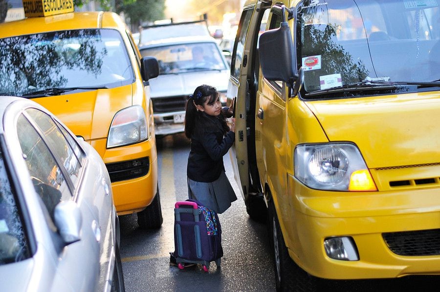 Deberán "viajar en silencio y sin comer": así es el protocolo de furgones escolares para la vuelta a clases