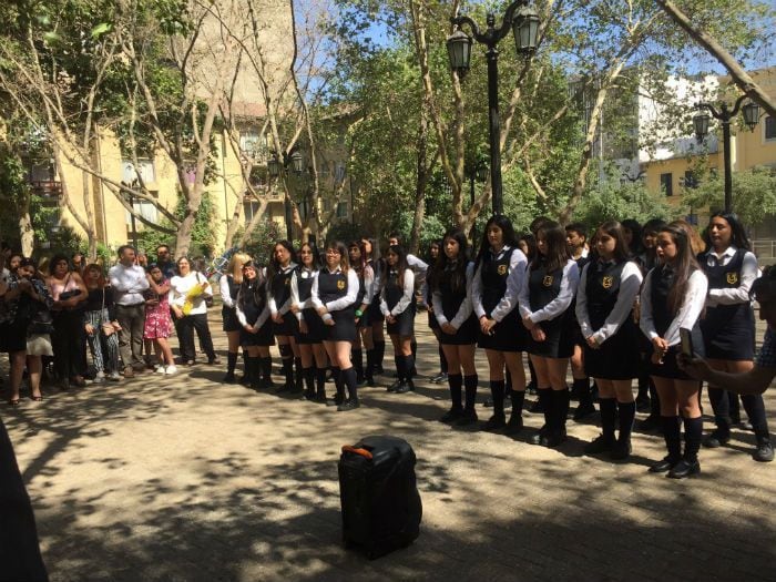 Alumnas de Liceo 1 se graduaron en la calle tras determinación del equipo directivo