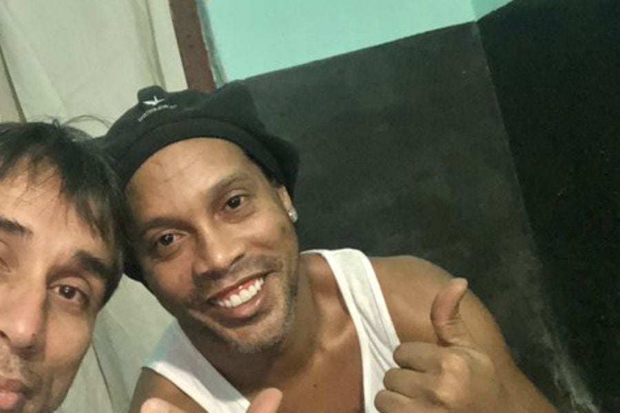 Ex jugador de la "U" visitó a Ronaldinho en la cárcel