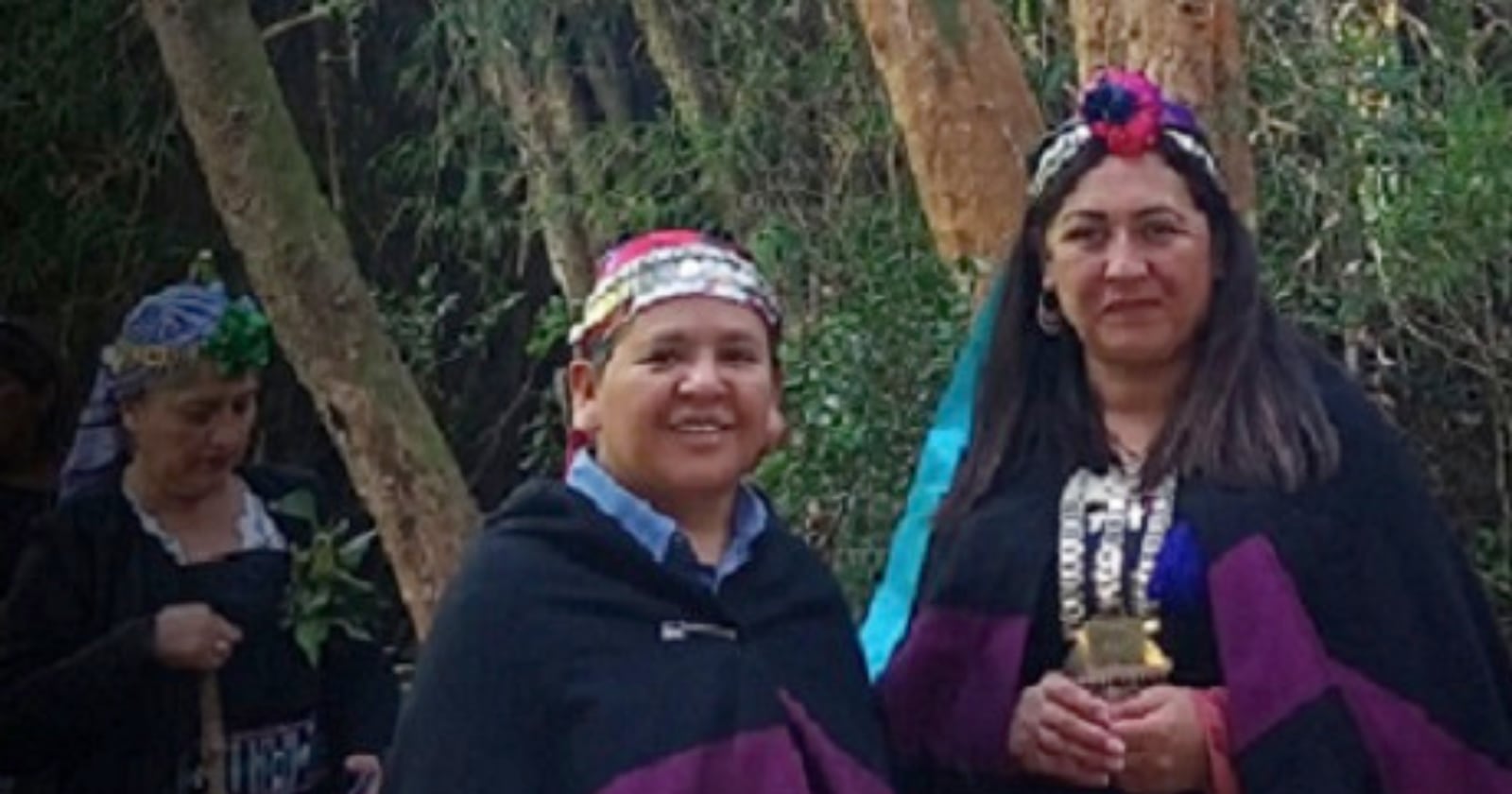 Mujeres mapuches se casan