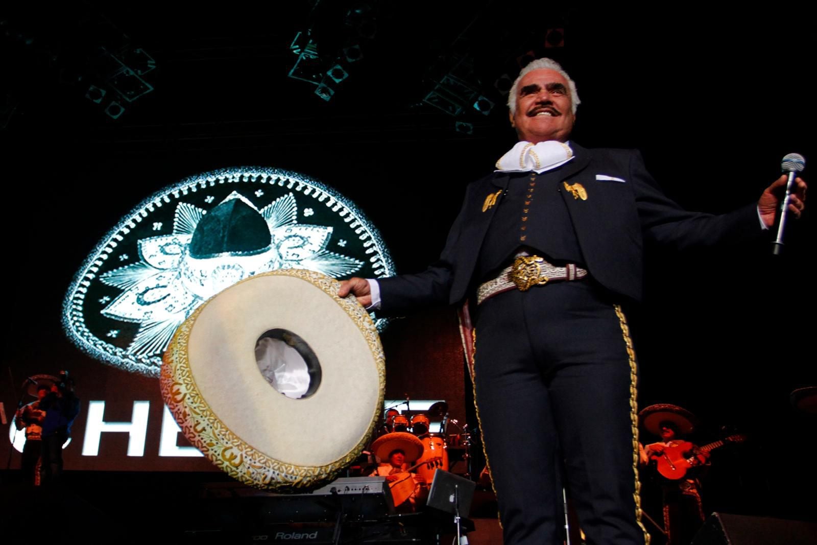 Vicente Fernández se negó a trasplante: temía que fuera de un gay