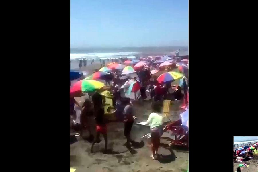 Volaron hasta los quitasoles en batalla campal en la playa grande de Cartagena