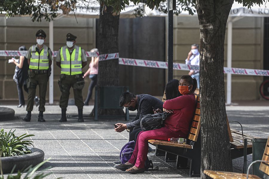 Contagiada con Covid-19 salió a "estirar las patas" a Plaza de Armas