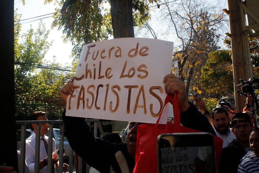 Chileno encara a venezolanos en embajada: "¡Fuera, fascistas!"