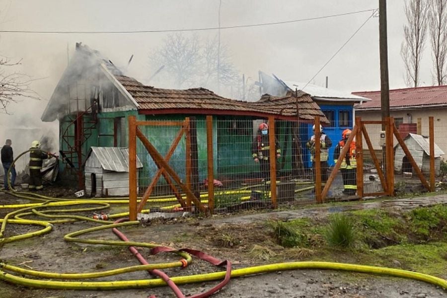 Adulto mayor pierde la vida en trágico incendio en Los Ángeles