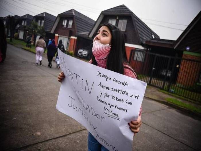 Incidentes: Manifestantes rompen vidrios en casa de Martín Pradenas