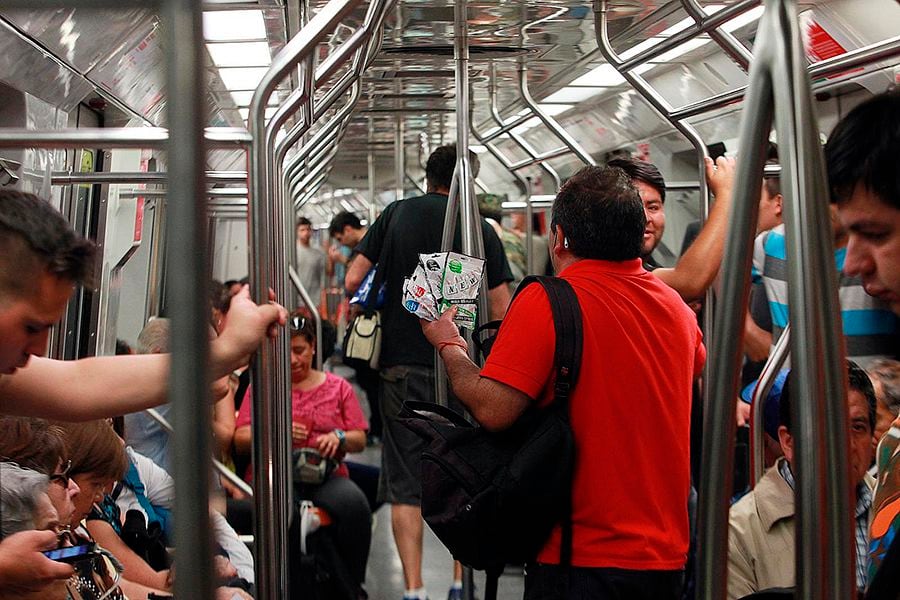 La lucha de Metro contra ambulantes que se tomaron Línea 1