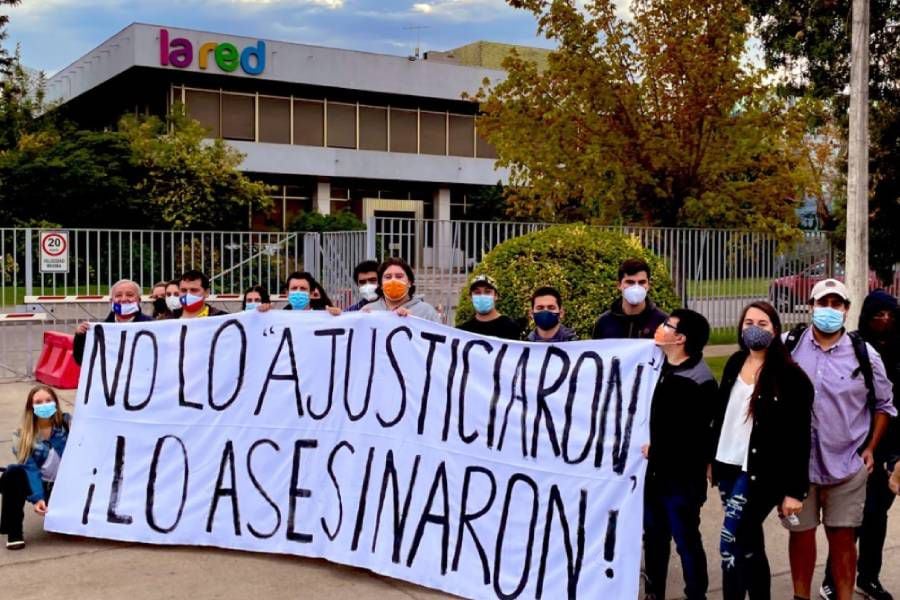 "Asqueroso lavado de imagen": Jóvenes de la UDI se manifiestan en el frontis de La Red