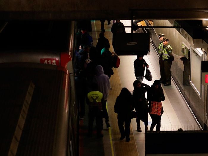 Investigan abuso sexual contra mujer al interior de estación del Metro