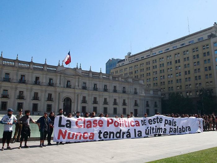 Escolares protestaron contra proyecto Aula Segura frente a la Moneda