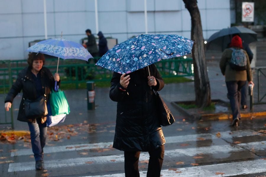 Fuertes ráfagas de viento provocan cortes de luz en varios sectores de Santiago