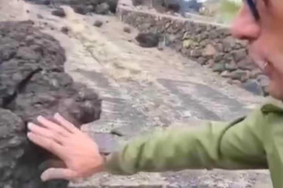 La arriesgada acción de periodista en plena transmisión: se quemó la mano tras tocar lava del volcán 