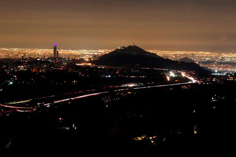 Masivo corte de energía eléctrica afecta a decenas de comunas de la región Metropolitana