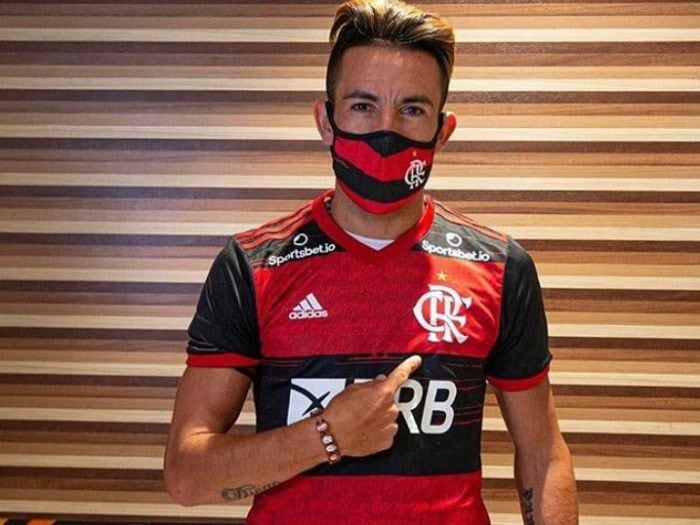 Mauricio Isla fue recibido como estrella por los hinchas del Flamengo en Brasil