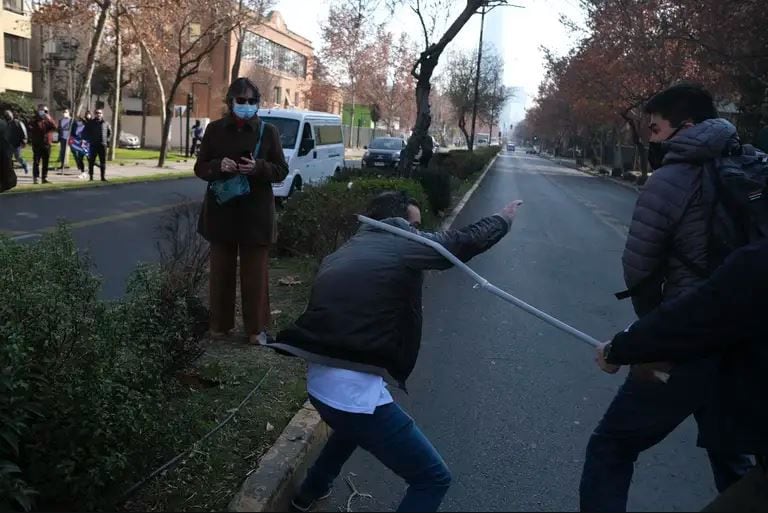 Se registran incidentes entre manifestantes en las afueras de la embajada de Cuba en Chile