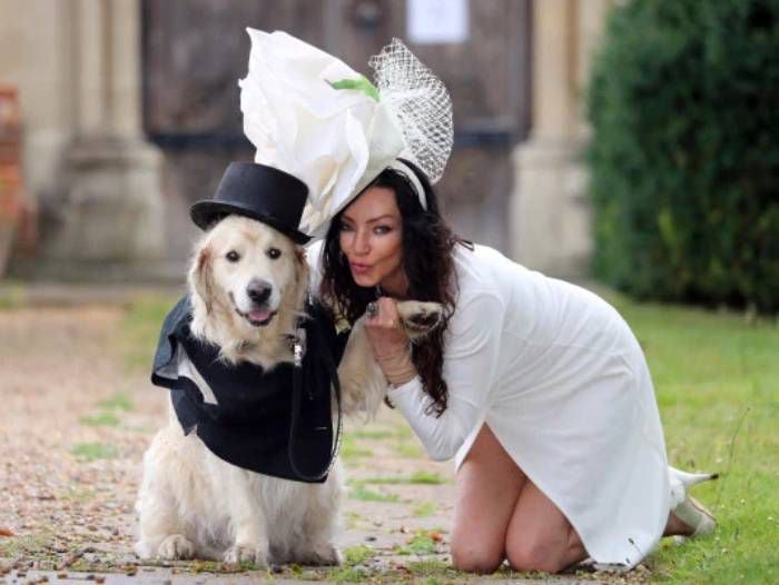 Modelo decidió casarse con su perro y la boda se transmitió en vivo