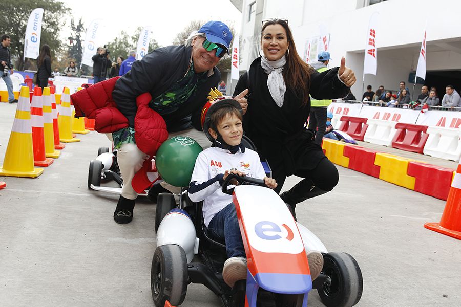 Hijo de Marlen Olivari "entrenó" en el karting de Eliseo Salazar