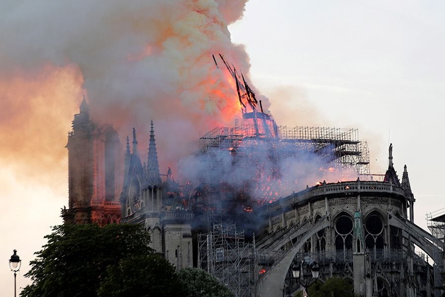 [Video] Así fue la caída de la aguja de la catedral de Notre Dame