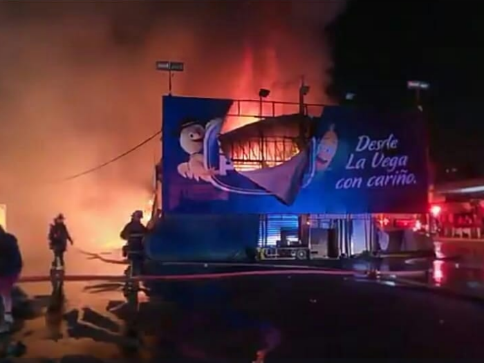 Incendio afecta galpón de La Vega Central