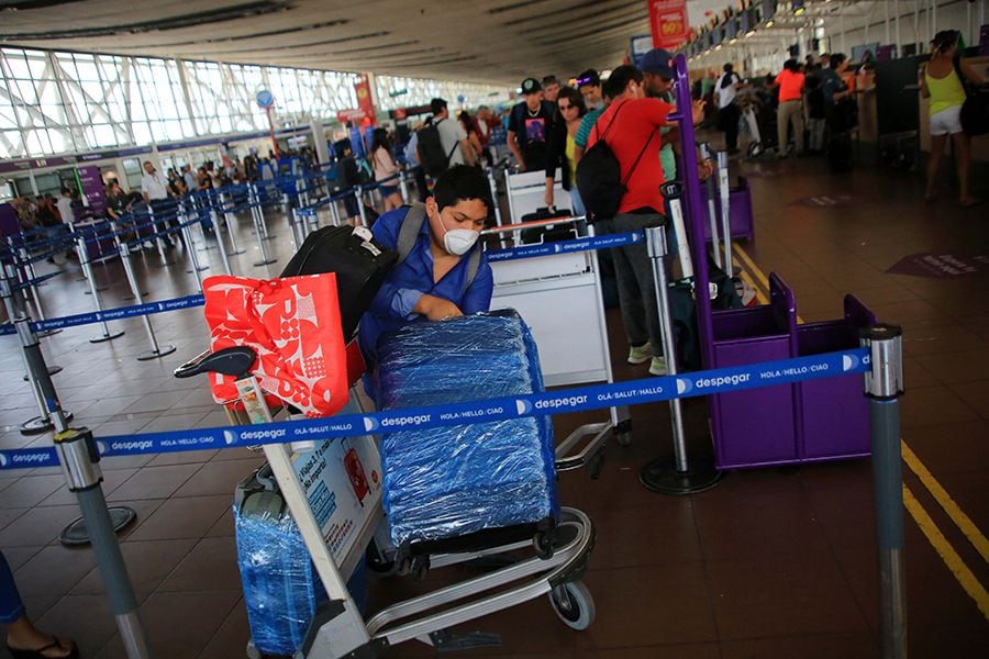 Personas con mascarilla en el aeropuerto por Coronavirus