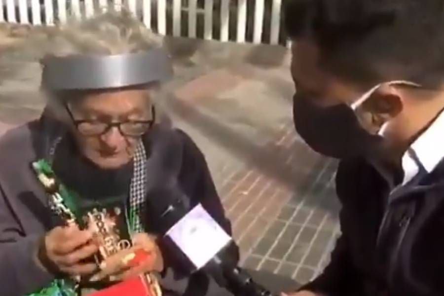 Farkas comprometió millonario aporte para abuelita que vende dulces en la calle en plena pandemia