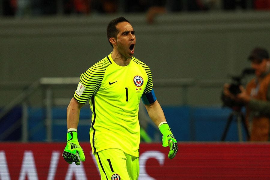 ¡Regresa el capitán! Claudio Bravo es citado a amistosos de la "Roja"