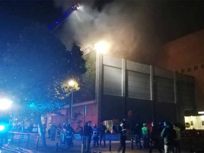 Bomberos combate voraz incendio en el Parque Arauco