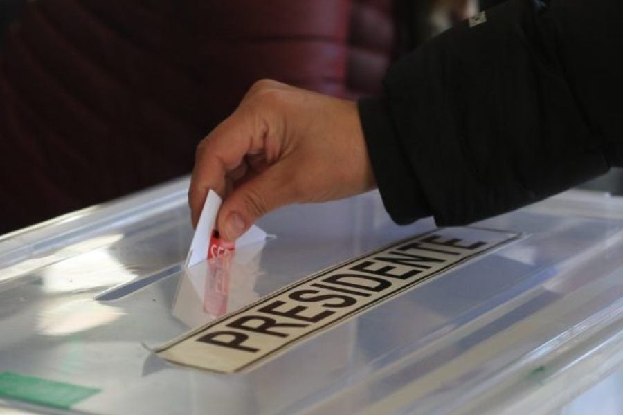 Preparada para todo: Mujer vestida de novia sorprende votando en las Elecciones Presidenciales