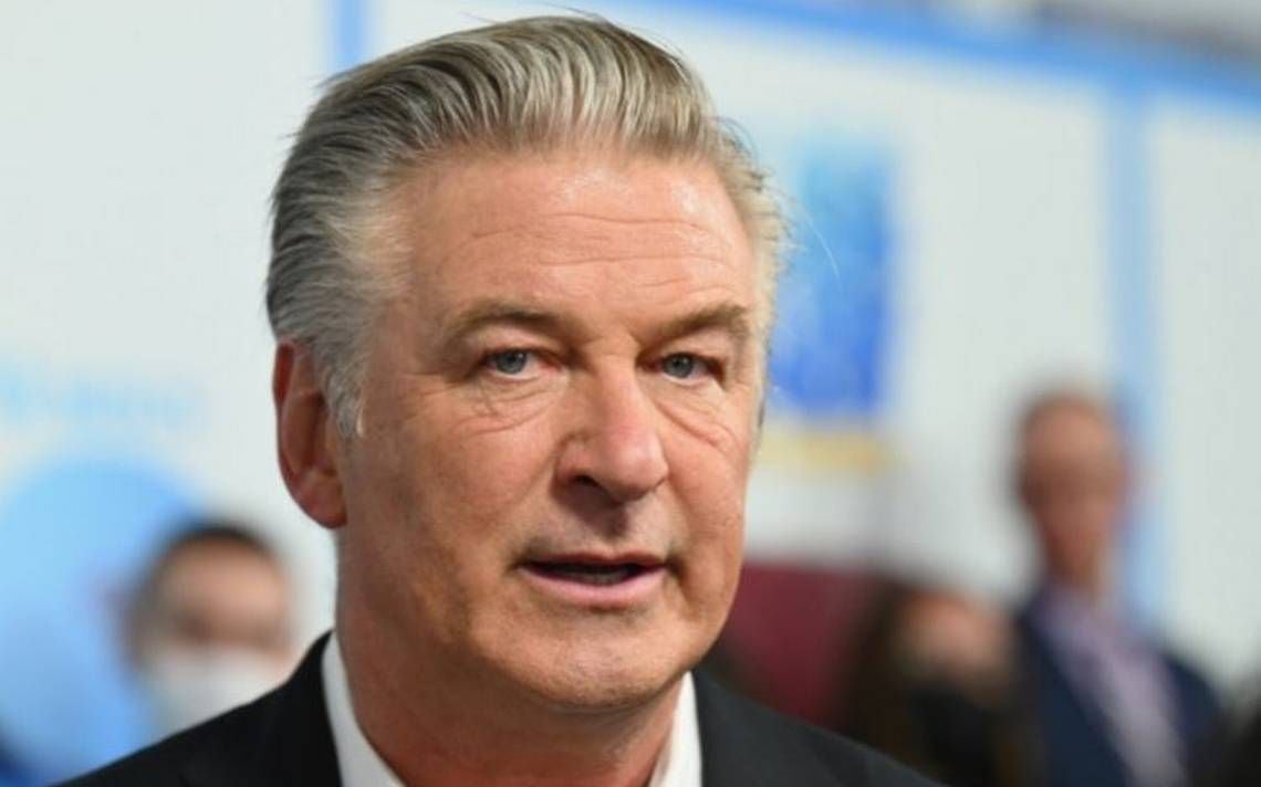 Alec Baldwin disparó con arma de utilería y dejó un muerto en filmación de su nueva película