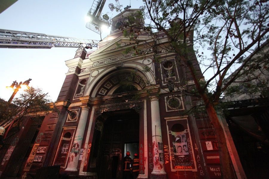 Se registra incendio en iglesia en Barrio Lastarria