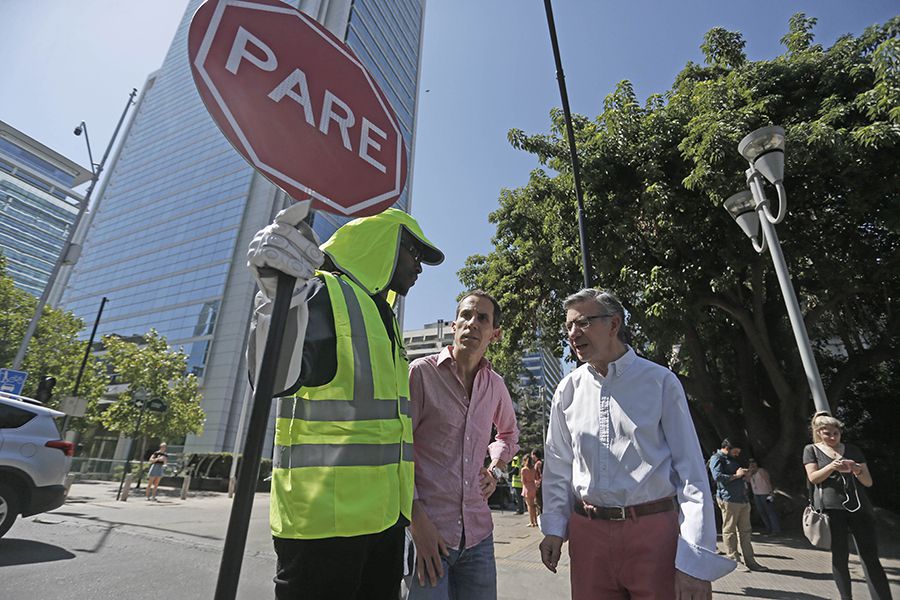 Semáforos con patas salen por el orden vial