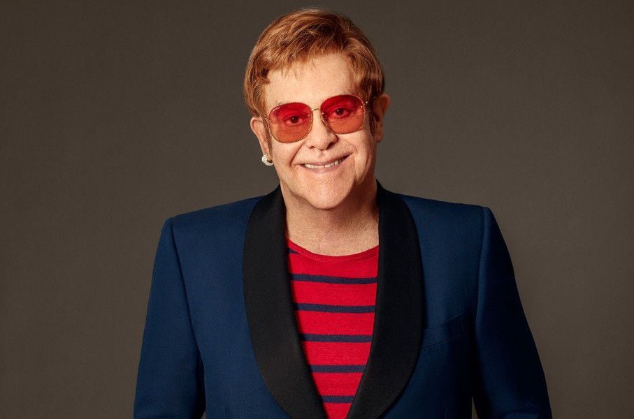 "Me caí de la manera más torpe": Elton John aplaza su gira europea por una lesión a la cadera