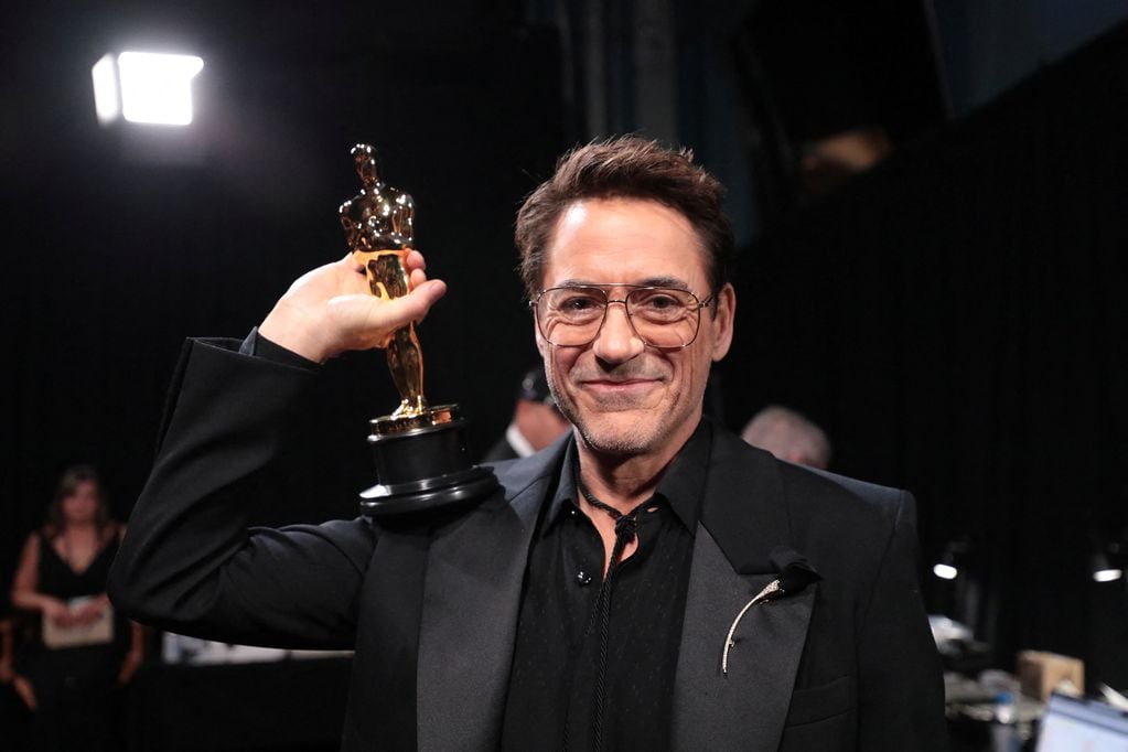 Robert Downey Jr. logra el primer Oscar de su carrera por su papel en Oppenheimer. Foto: REUTERS.