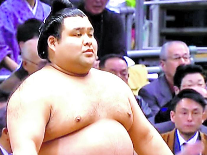 Estrella del sumo se hace viral por firmar autógrafos a lo flash