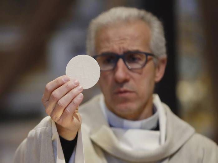 Coronavirus está a punto de derrumbar la fe de un sacerdote