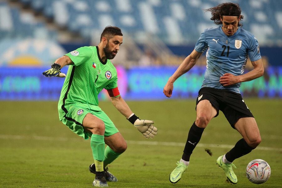 Prensa española se rindió ante Claudio Bravo por su actuación frente a Uruguay