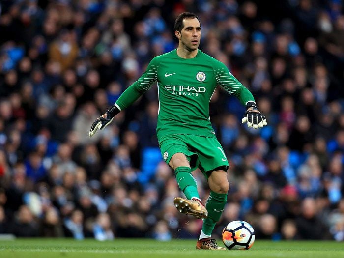 Reinaldo Rueda le rayó la cancha a Claudio Bravo para retornar a la Roja