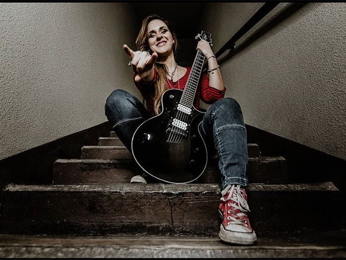 Cantante chilena firma contrato con importante fabricante de guitarras