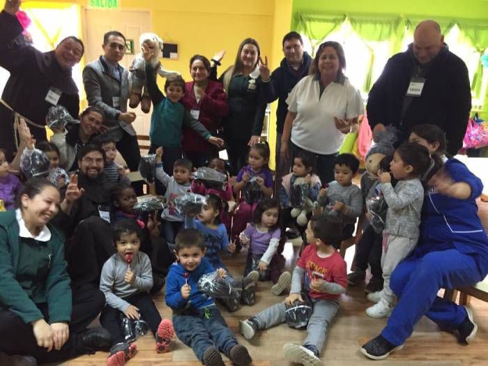 Franciscanos chilenos donaron 158 pares de zapatos a niños en situación vulnerable