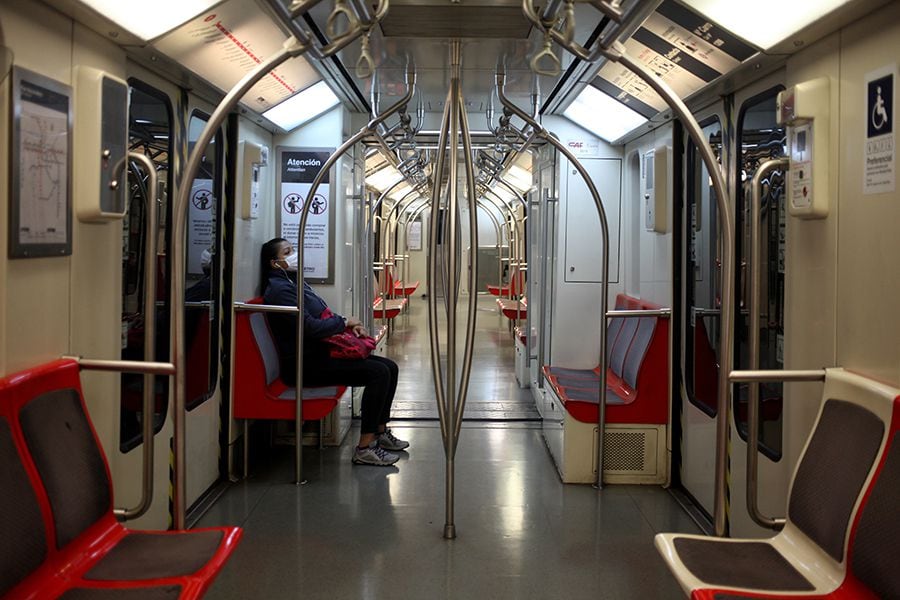 Baja afluencia de público estación de metro Manquehue.