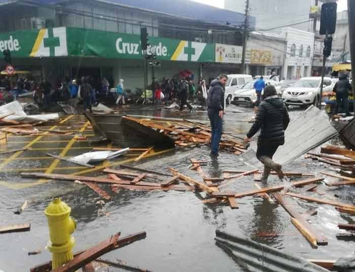 Videos exclusivos: el destructivo paso de la tromba marina en Talcahuano