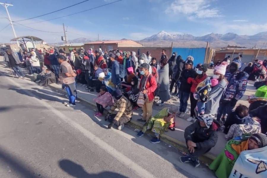 Alerta por aglomeraciones: cientos de migrantes colapsan la comuna de Colchane