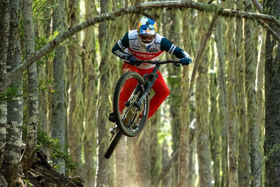 Campeón de enduro desafía el destino en "Sound of Speed"